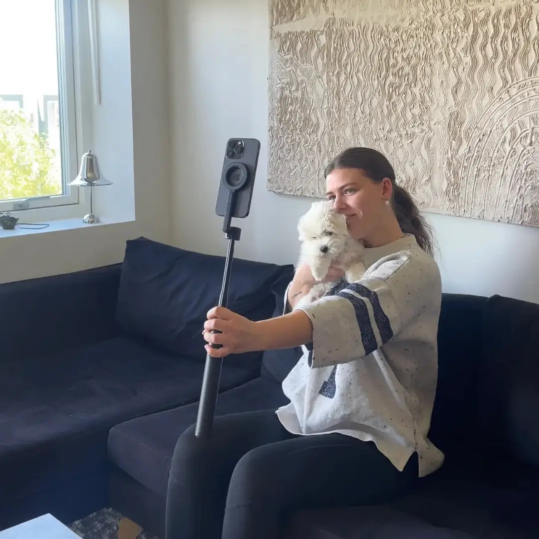 Pige tager selfie med tripod i stue
