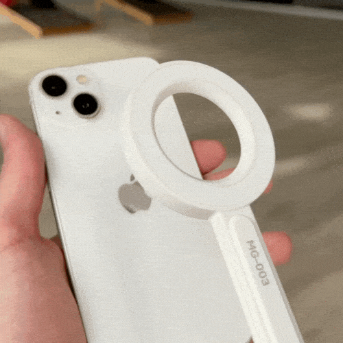 Mand sætter telefon på magnet tripod med hånd