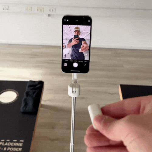 Mand tager billeder med trådløs fjernbetjening